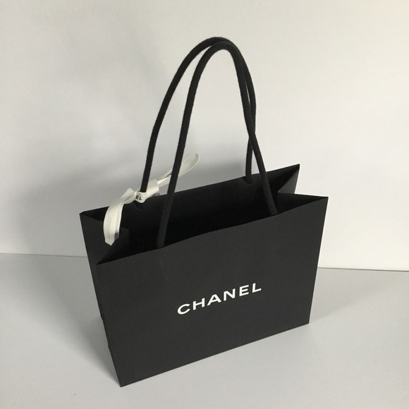 CHANEL - Picture 2 of 16